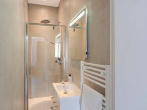 Douche, sèche-cheveux, serviettes fournies, savon