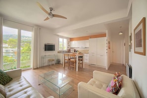 Eine moderne Wohnung mit Essbereich, Küche und Wohnzimmer.