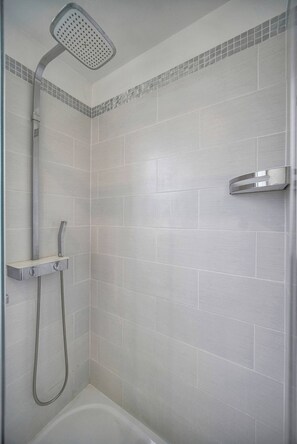 Shower, hair dryer, towels - FRGK Isola Bella Comfortable apartment (Cannes)