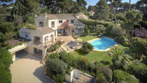 A large house with a swimming pool, surrounded by lush greenery and trees. - FRGK "Villa Claude - Juans les Pins (Antibes)