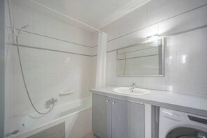 Hair dryer, towels, soap - FRGK Tamaris Apartment Antibes Terrace, AC & Ultra (Antibes)