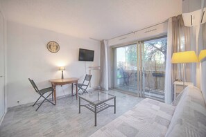 TV - FRGK Tamaris Apartment Antibes Terrace, AC & Ultra (Antibes)