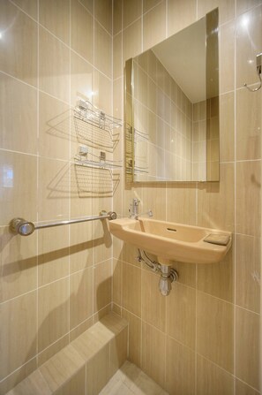 Shower, hair dryer, towels, soap - ATHENA (Cannes)