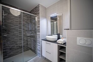 Shower, hair dryer, towels - BEL AZUR (Antibes)