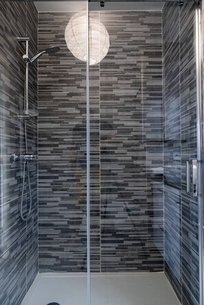 Shower, hair dryer, towels - BEL AZUR (Antibes)