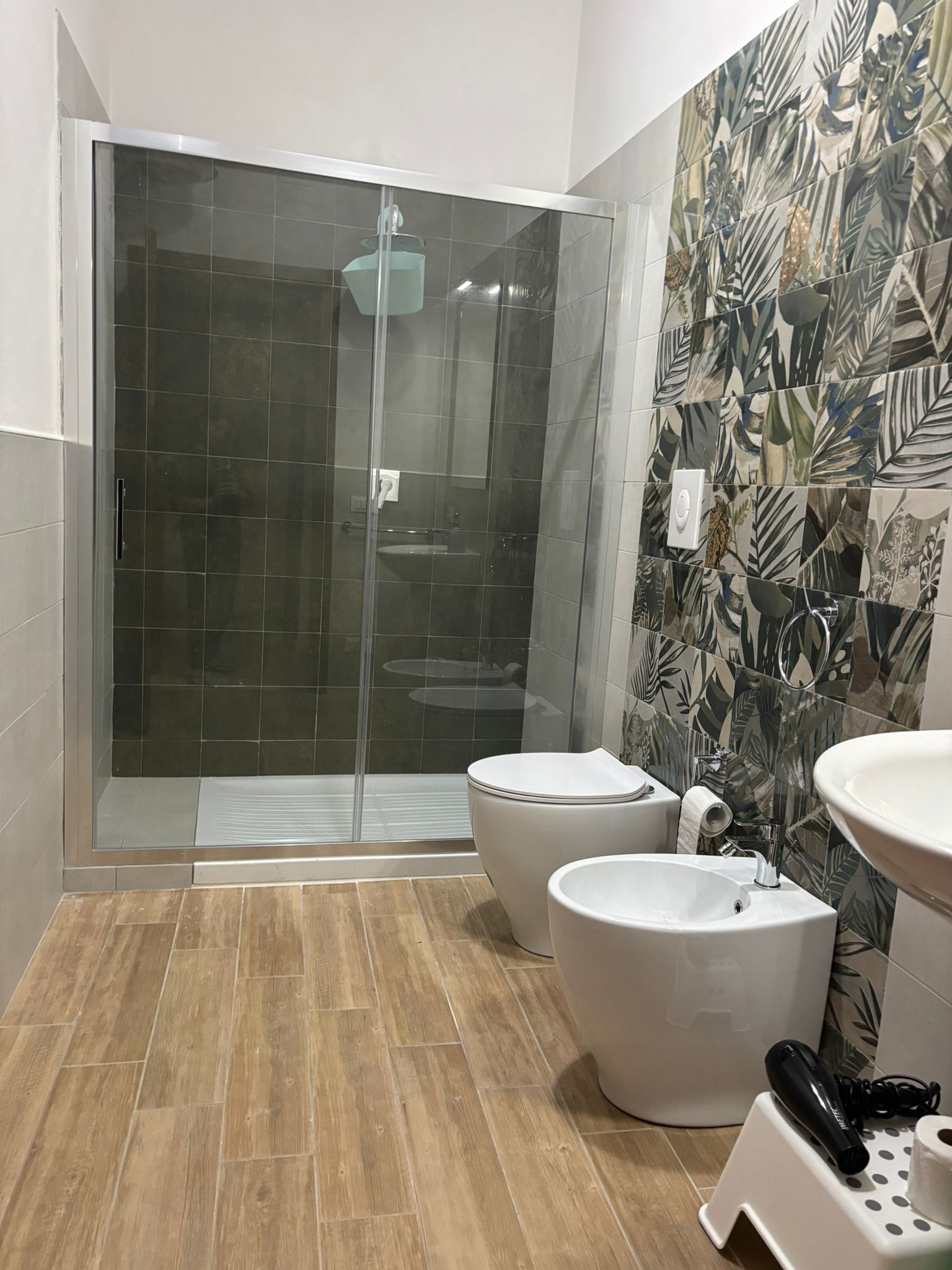 Douche, sèche-cheveux, bidet, serviettes fournies