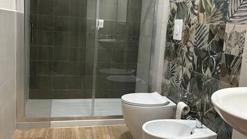 Douche, sèche-cheveux, bidet, serviettes fournies