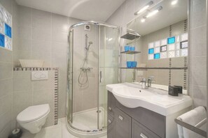 Shower, hair dryer, towels, shampoo