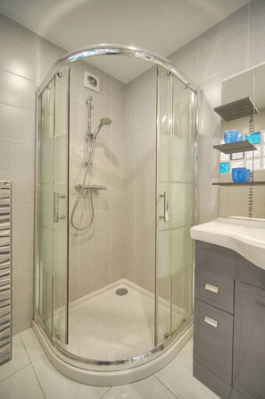 Shower, hair dryer, towels, shampoo