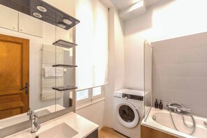 Douche, sèche-cheveux, serviettes fournies, savon