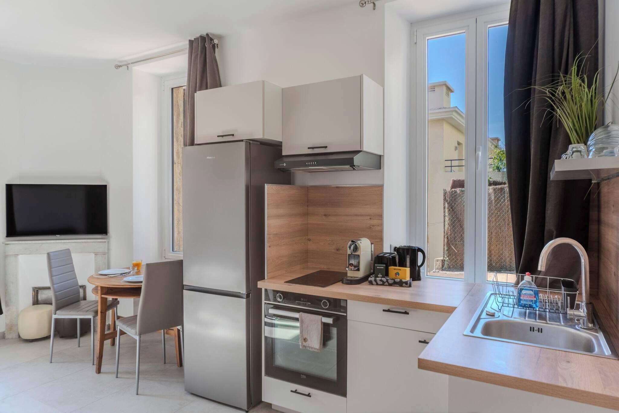 Fridge, oven, dishwasher, cookware/dishes/utensils