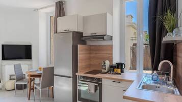 Fridge, oven, dishwasher, cookware/dishes/utensils