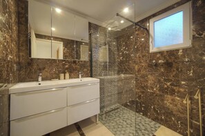 Shower, hair dryer, towels, soap - FRGK Contemporary Villa StudioIndependent Pool (Le Cannet)