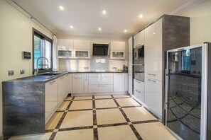 Fridge, microwave, oven, stovetop - FRGK Contemporary Villa StudioIndependent Pool (Le Cannet)