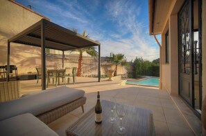 Outdoor dining - FRGK Contemporary Villa StudioIndependent Pool (Le Cannet)