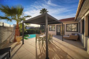 Outdoor dining - FRGK Contemporary Villa StudioIndependent Pool (Le Cannet)