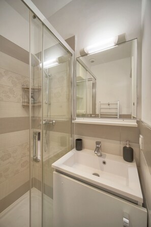 Douche, sèche-cheveux, serviettes fournies