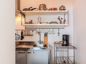 Refrigerador, microondas y utensilios de cocina 