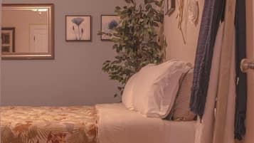 Desk, iron/ironing board, WiFi, bed sheets