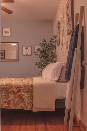 Desk, iron/ironing board, WiFi, bed sheets - Bustamante Ranch - Sovereign Lodge (McDonough)