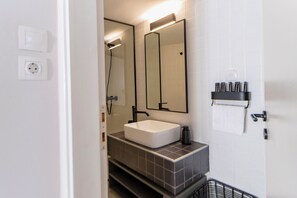 Shower, hair dryer, towels, soap - Debonair 1 bedroom premium haven in Athens (Nea Smirni)