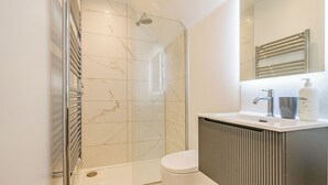 A modern bathroom with a shower, toilet, and sink. - HH 120m2 | Fast wi-fi | Work | Holiday |BBQ | Pet (Tonbridge)