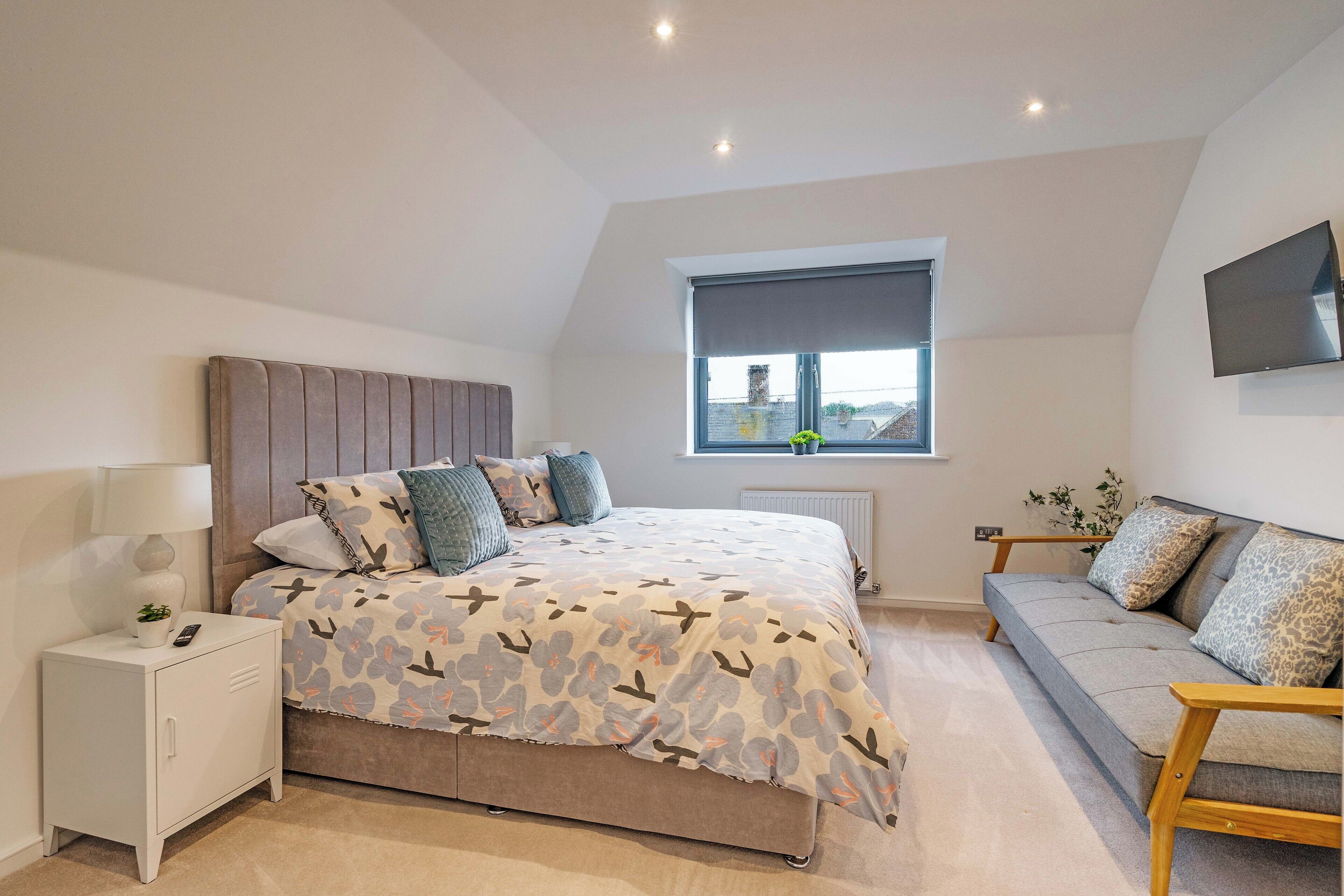 4 bedrooms, iron/ironing board, WiFi, bed sheets