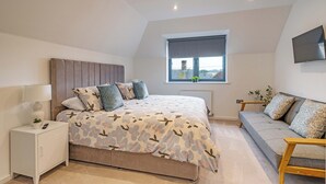 A bedroom with a bed, bedside table, lamp, and a window with a view. - HH 120m2 | Fast wi-fi | Work | Holiday |BBQ | Pet (Tonbridge)