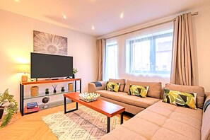 Living area - HH 120m2 | Fast wi-fi | Work | Holiday |BBQ | Pet (Tonbridge)