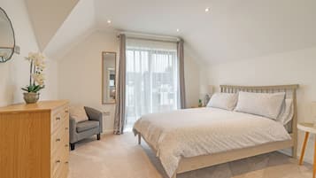 4 bedrooms, iron/ironing board, WiFi, bed sheets
