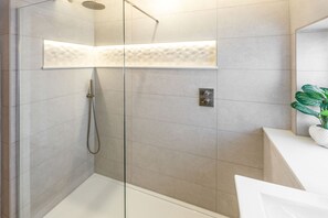 Shower, hair dryer, towels - Host & Stay | Alice Hideaway (Brighton and Hove)