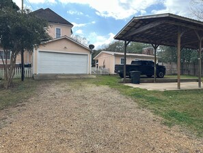 Property grounds - Historic Belle Maison: Billiards Room, Fire Pit & Magnolia Charm (Magnolia)