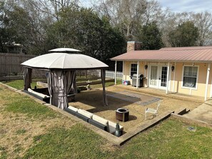 Terrace/patio - Historic Belle Maison: Billiards Room, Fire Pit & Magnolia Charm (Magnolia)