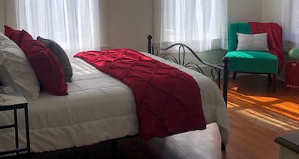 Historic Belle Maison: Billiards Room, Fire Pit & Magnolia Charm