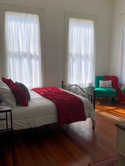 Historic Belle Maison: Billiards Room, Fire Pit & Magnolia Charm