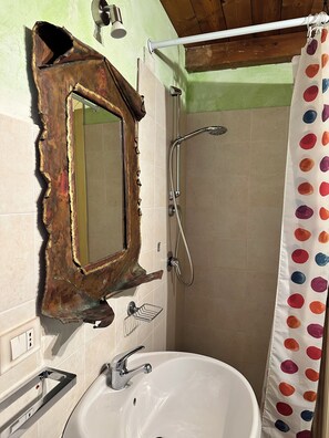 Shower, hair dryer, bidet, towels - Valeria House - Wellore - Cozy abode, with garden (Teulada)