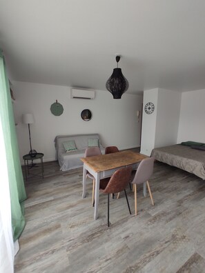 Interior - Air-conditioned apartment with balcony, wifi, near ramparts (Avignon)