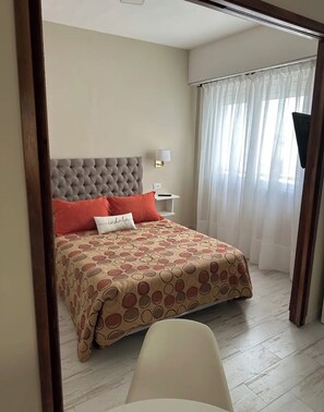 2 bedrooms, internet, bed sheets