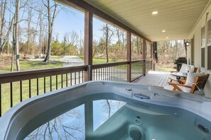 Outdoor spa tub