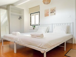 3 bedrooms, iron/ironing board, WiFi, bed sheets - Cozy 3-Bedroom Apartment in Belém, Lisbon - Up to 5 Guests (Lisboa)