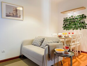 Dining - Cozy 3-Bedroom Apartment in Belém, Lisbon - Up to 5 Guests (Lisboa)