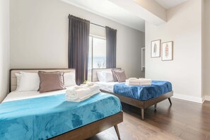 4 slaapkamers, een bureau, een strijkplank/strijkijzer, wifi