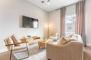Een televisie, een stereo en een kantoor