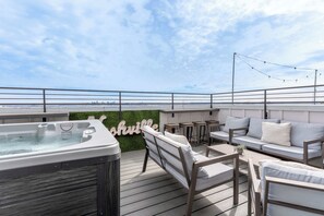 Terrace/patio - The Groovy Goodrich - Rooftop Hot tub, Game Room, Karaoke, & City Views (Nashville)