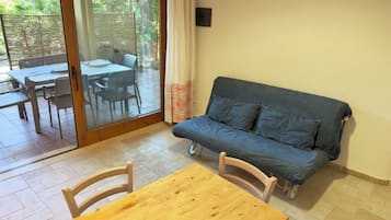 Apartment, 2 Bedrooms, Accessible, Patio | Living room