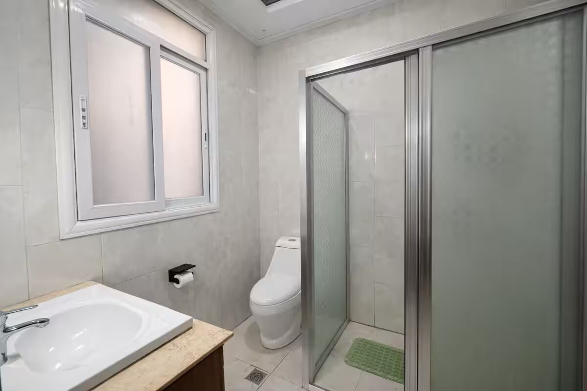Douche, baignoire à jets, serviettes fournies, savon