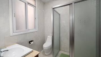 Douche, baignoire Ă jets, serviettes fournies, savon