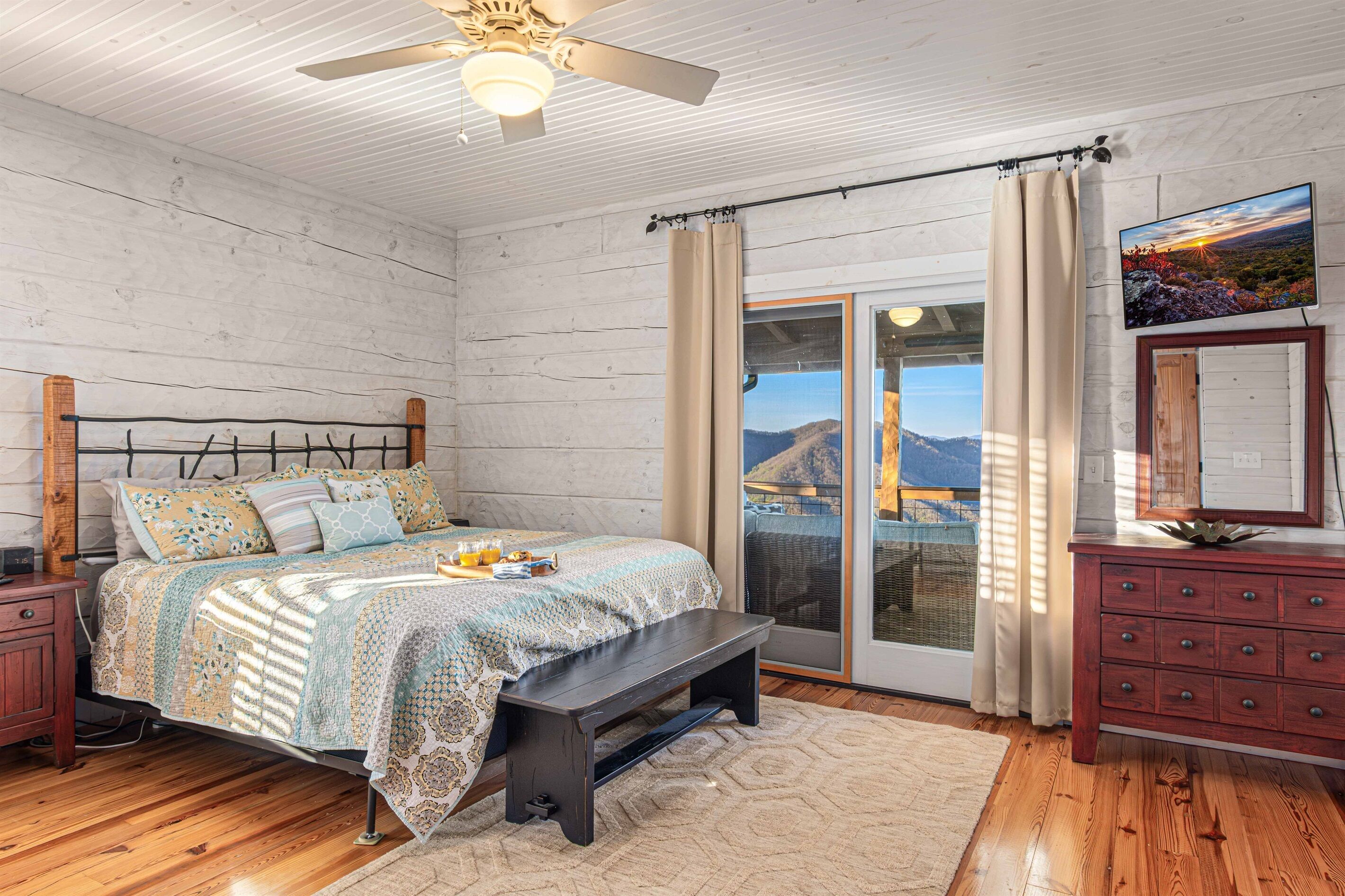 4 bedrooms, desk, iron/ironing board, travel crib