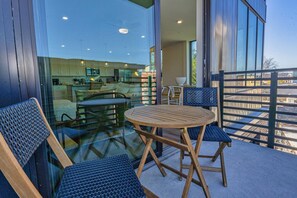 Outdoor dining - Stylish Summit Hill Stay | Balcony + Walk DT (Knoxville)