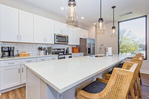 Fridge, microwave, oven, stovetop - Stylish Summit Hill Stay | Balcony + Walk DT (Knoxville)